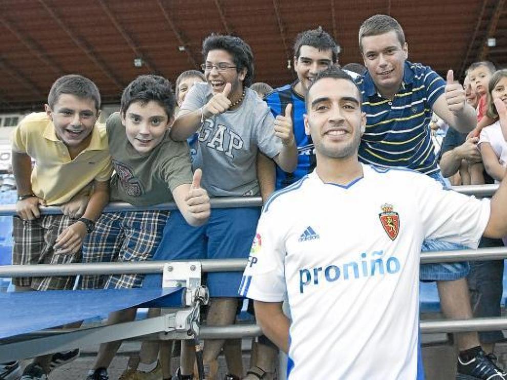 Said Boutahar rodeado de un grupo de seguidores.