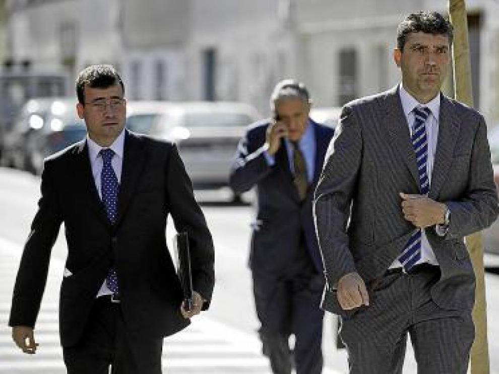 Antonio Javier Peinado, a la izquierda, al llegar al juzgado.