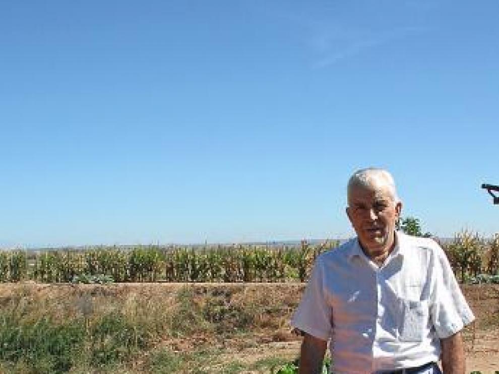 Ángel Gascón con la calabaza que arrancó de la mata para transportarla y pesarla en la báscula.