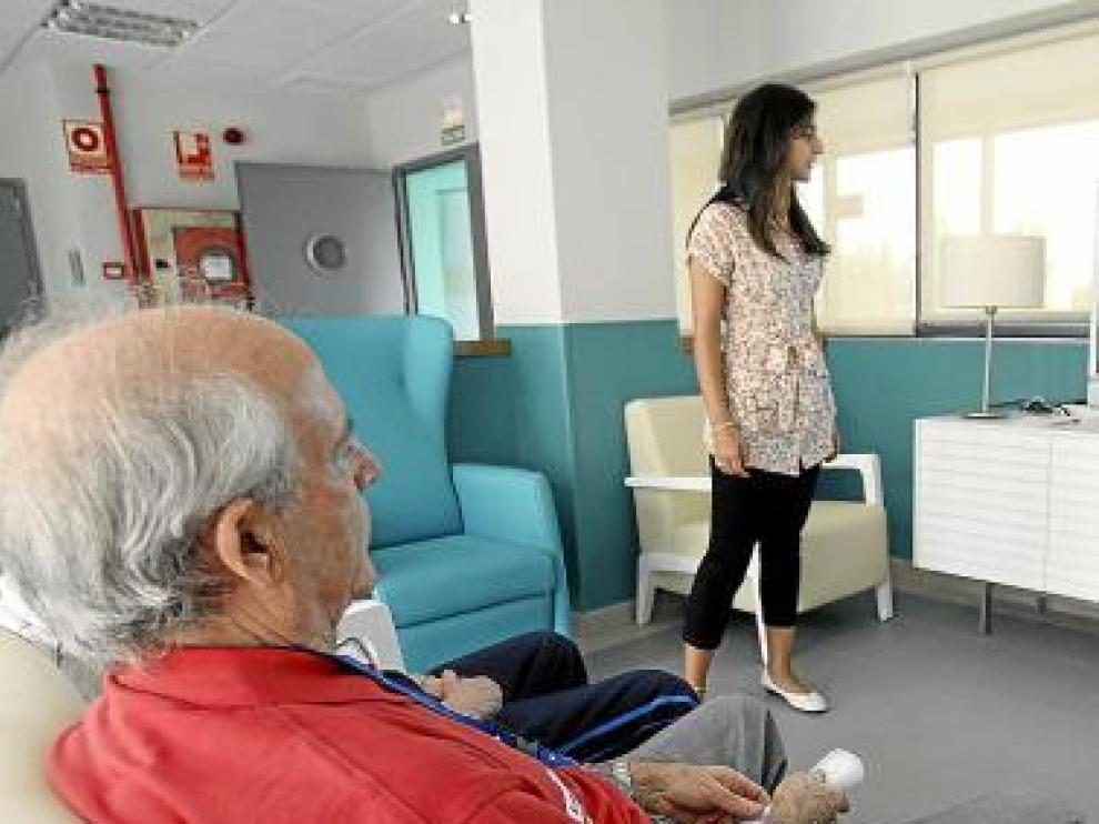 Enfermo utilizando una consola, en Salamanca.