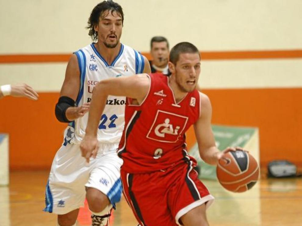 Sam Van Rossom avanza con el balón, en el partido de ayer.
