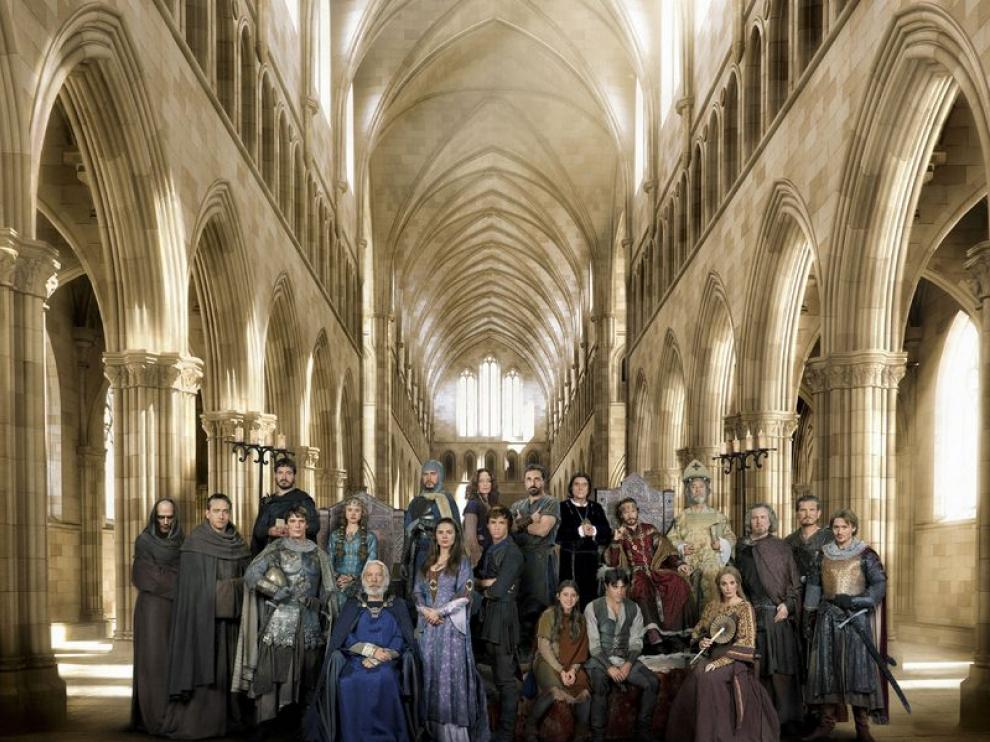 La construcción de una catedral, las traiciones, el amor, el odio y la venganza son el eje central de la serie.