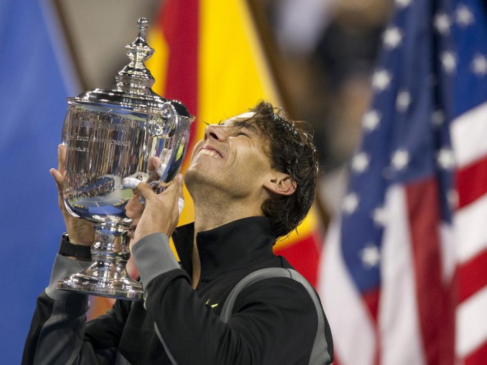 El tenista español posa con la copa