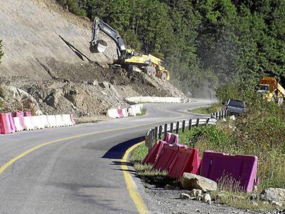 Las máquinas trabajan actualmente en los 3,2 kilómetros entre el congosto y Castejón de Sos.