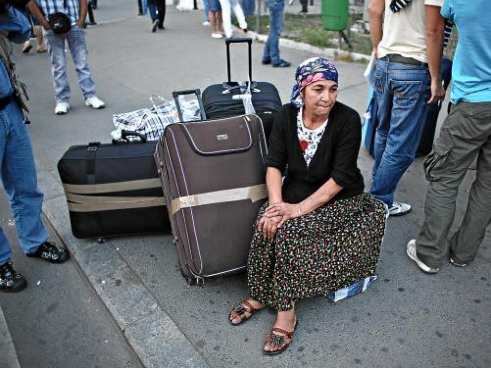 Una gitana con su equipaje en el aeropuerto de Bucarest tras ser expulsada de Marsella, el martes.