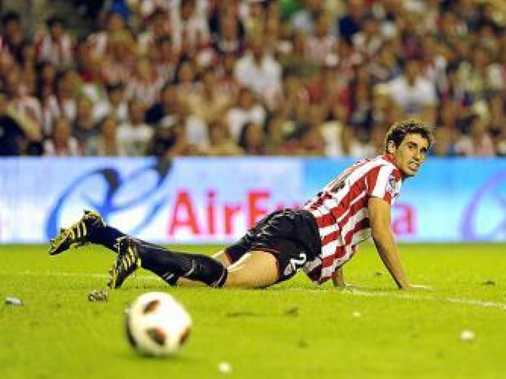 Javi Martínez mira el balón durante el partido contra el Atleti.