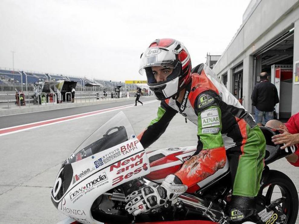 El zaragozano Pedro Rodríguez, con su Aprilia, sale del 'box' del equipo Ongetta, ayer en la primera sesión de entrenamientos.