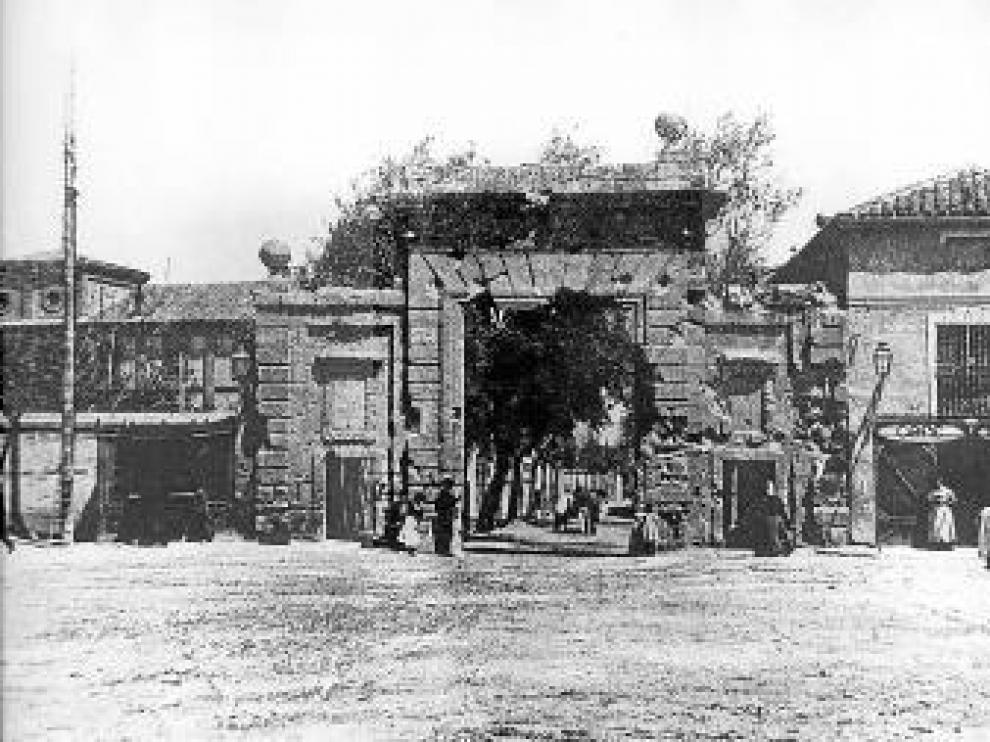 Café Levante (1895). Agustín Charles fundó la cafetería junto a la puerta del Carmen (en la imagen, a la derecha), en 1895. El café se trasladó después al paseo de Pamplona y a la calle de Almagro.