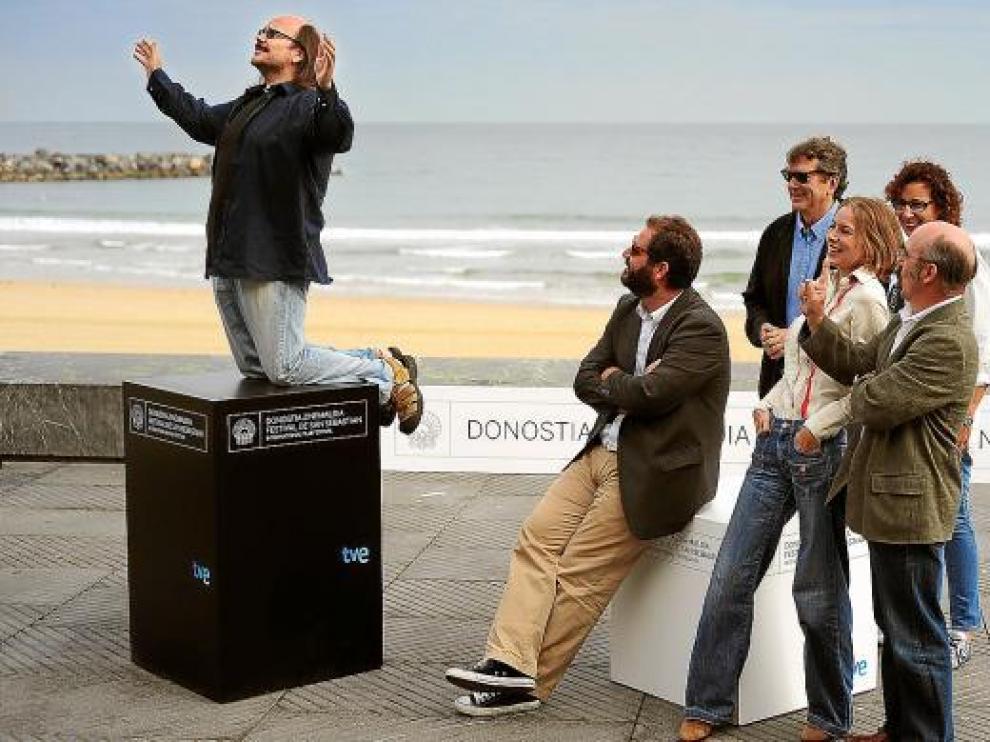 Santiago Segura, de rodillas, junto a parte del equipo de 'El gran Vázquez', ayer en San Sebastián.
