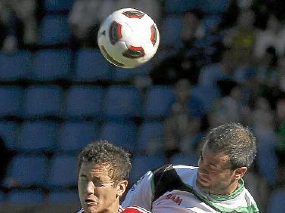 Ander Herrera salta junto a un defensor racinguista.