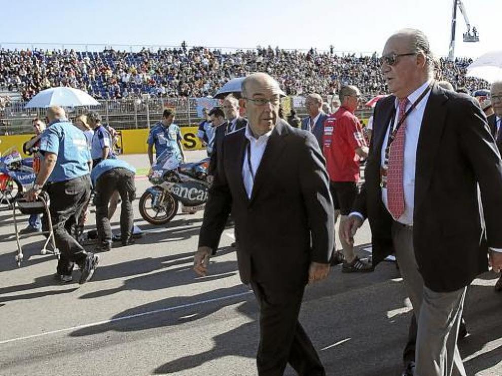Don Juan Carlos, con Carmelo Ezpeleta, consejero delegado de Dorna.