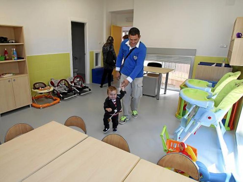 Padres y niños visitaron la escuela en una jornada de puertas abiertas.
