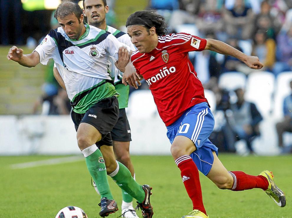 Bertolo trata de superar a Kennedy, en el duelo de ayer en El Sardinero.