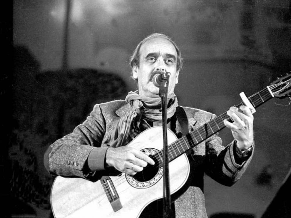 Labordeta, en una actuación en la Transición.