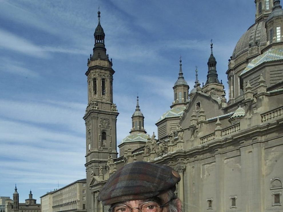 Labordeta, en la plaza del Pilar, en 2003.