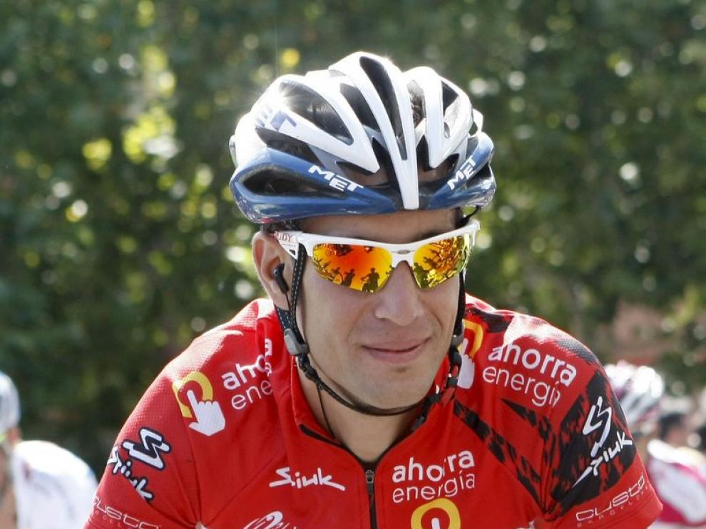 El último ganador de la Vuelto, Vincenzo Nibali, con el jersey rojo de campeón