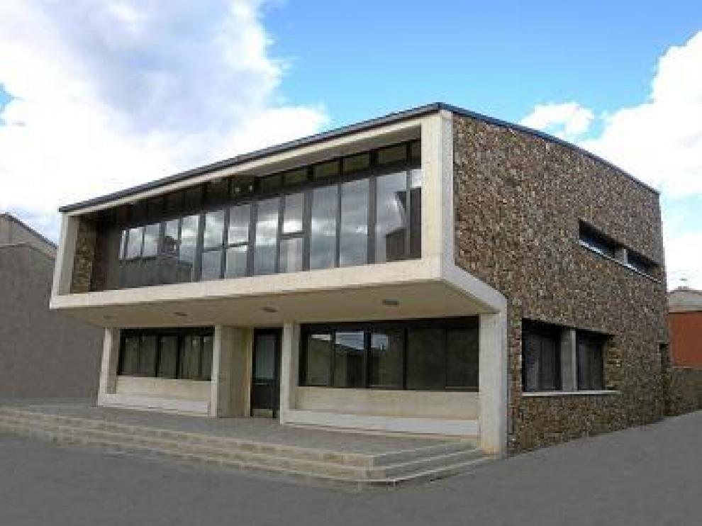 El edificio está situado en el centro de Badules.