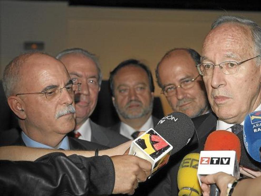 Pizarro atendió ayer a los medios antes de su conferencia en la CAI. A su derecha, el consejero Larraz.