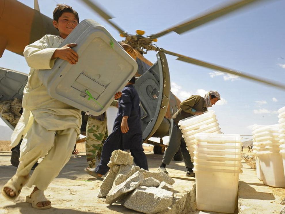 Foto de archivo de un helicóptero de la ISAF repartiendo ayuda humanitaria en Afganistán