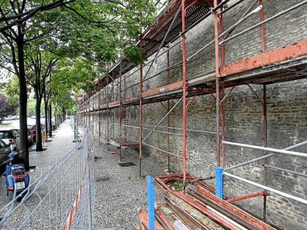 Vallado de la zona de rehabilitación de la muralla medieval, ayer por la tarde.