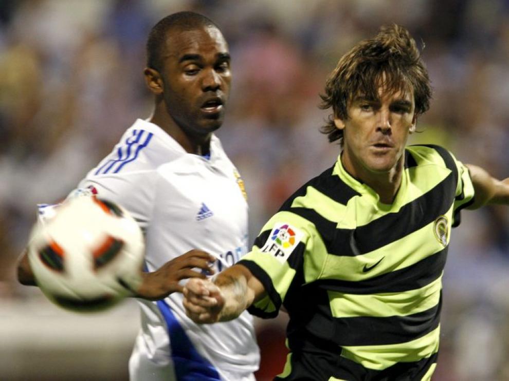 Sinama Pongolle pugna el balón con Abraham Paz durante el partido ante el Hércules