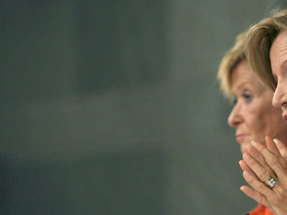 De la Vega (i) y Elena Salgado (d)
