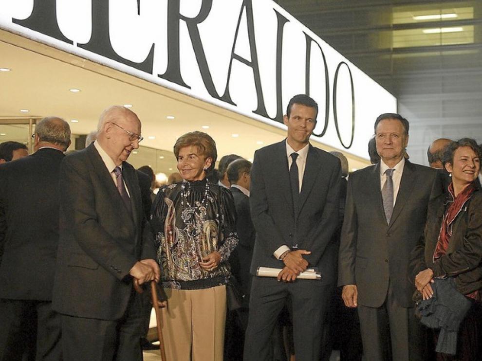 José Luis Borau, Pilar de Yarza, Eugenio Arraiza, Marcelino Iglesias, Claudia Faci y Fernando de Yarza, a las puertas de la rotativa de HERALDO