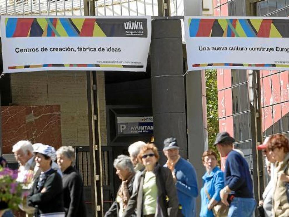 Carteles de la candidatura de Zaragoza 2016 en la plaza del Pilar de Zaragoza en 2011
