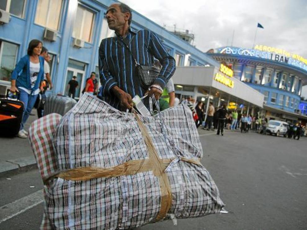 Un gitano rumano llega al aeropuerto de Bucarest tras ser deportado de Francia, el pasado día 14.