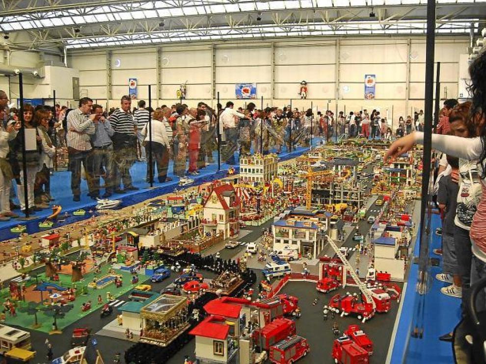 Muchos no quisieron perder la oportunidad de ser los primeros en contemplar el espectacular montaje instalado en el recinto ferial.