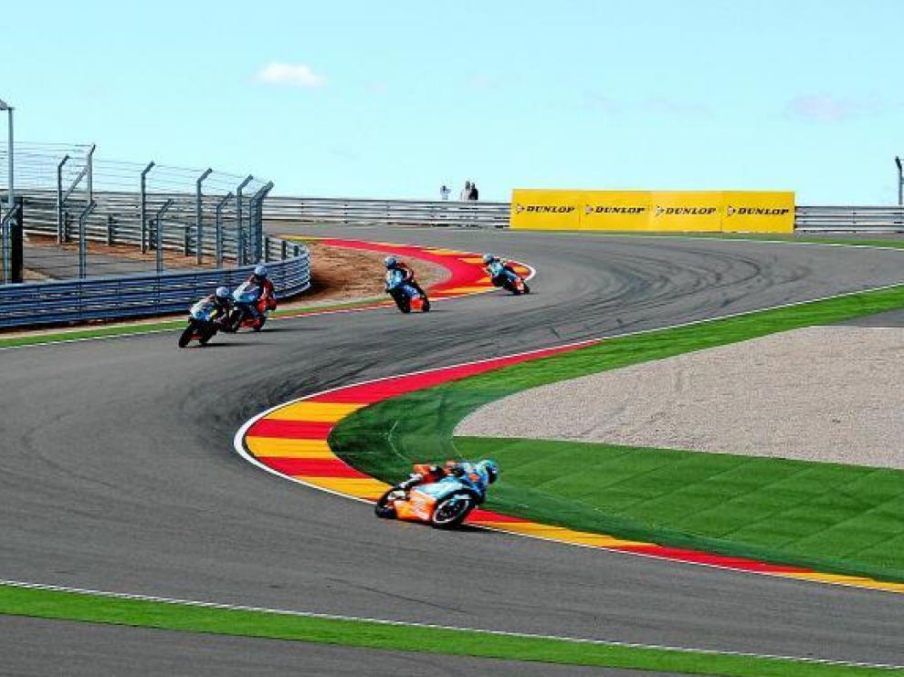 Los pilotos toman una curva, ayer en el trazado de Motorland.
