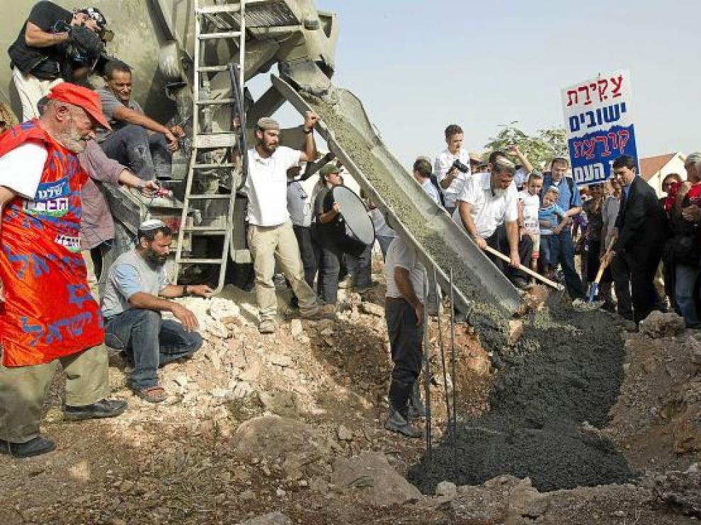 Varios israelíes trabajan en una obras del asentamiento Kiryat Netafim, ayer en Cisjordania.