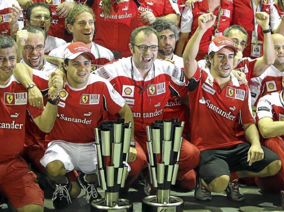 Fernando Alonso celebra el triunfo en Singapur junto al resto de miembros de la escudería Ferrari.