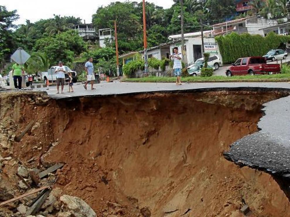 Una carretera hundida por las lluvias en Puerto Escondido, estado de Oaxaca, el pasado lunes.