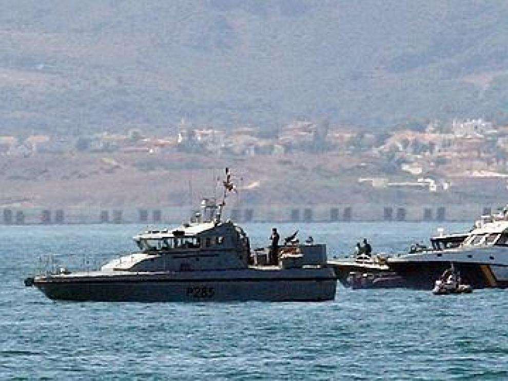 Una patrullera de la Guardia Civil interceptada por la Policía gibraltareña