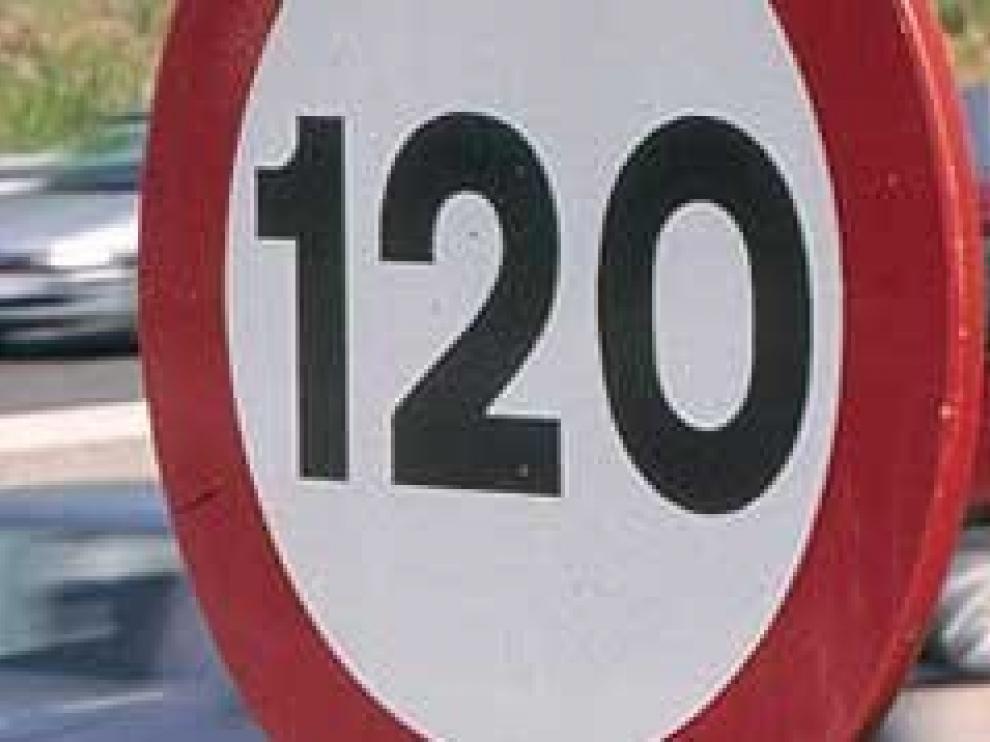 El Congreso propone que los conductores noveles puedan ir a 120 kilómetros por hora