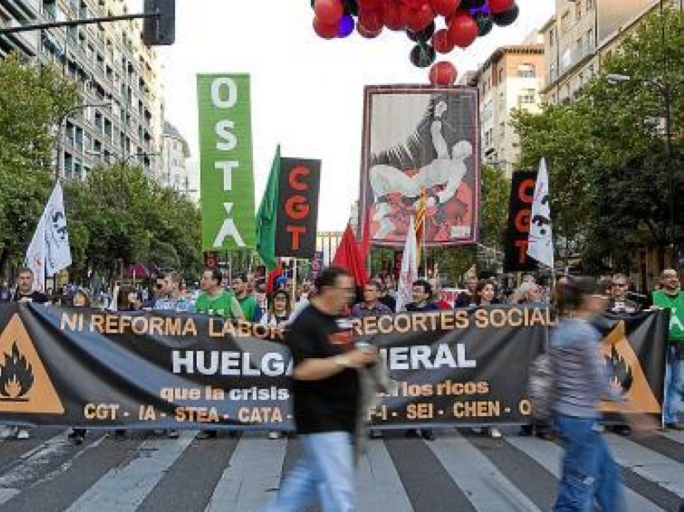 Un grupo de jóvenes increpó a los sindicatos.