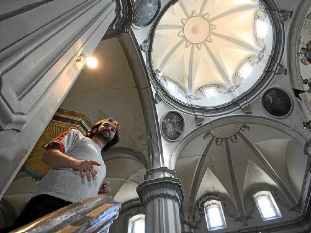 El sacerdote de Burbáguena, Héctor Abel, en la iglesia parroquial, con las bóvedas agrietadas.