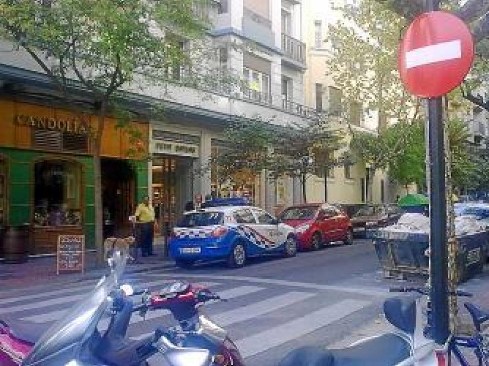 El coche patrulla, aparcado en dirección contraria en la calle de Zurita.