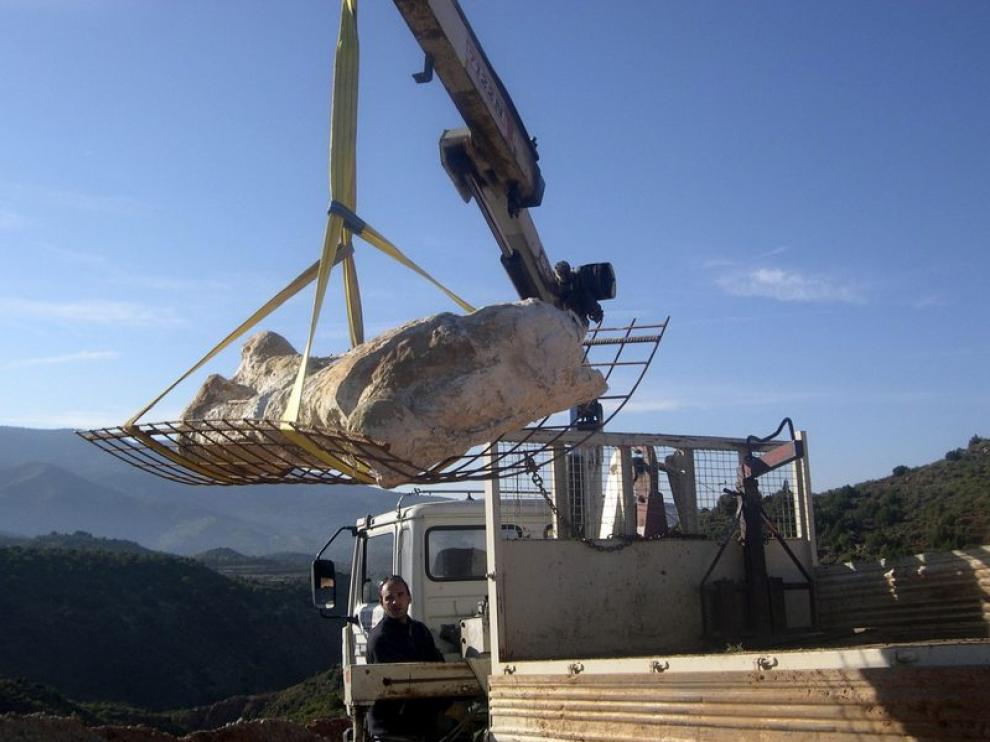El fémur es trasladado a Dinópolis