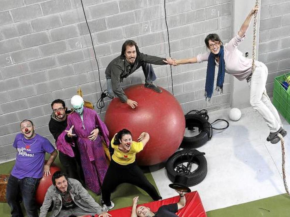 Arriba, de izquierda a derecha, Alberto Salvador, Chema Zuera, Vicente Velázquez, Encarni Corrales, Aarón Philiph e Isabel Faro. Tumbados en la colchoneta, Carlos Taberna, Pepín Banzo y Mario Cobretti.