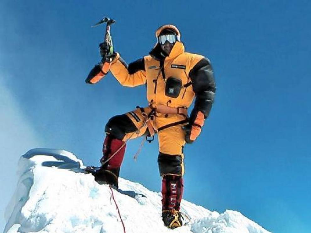 Carlos Pauner en la cima del Manaslu, su última azaña