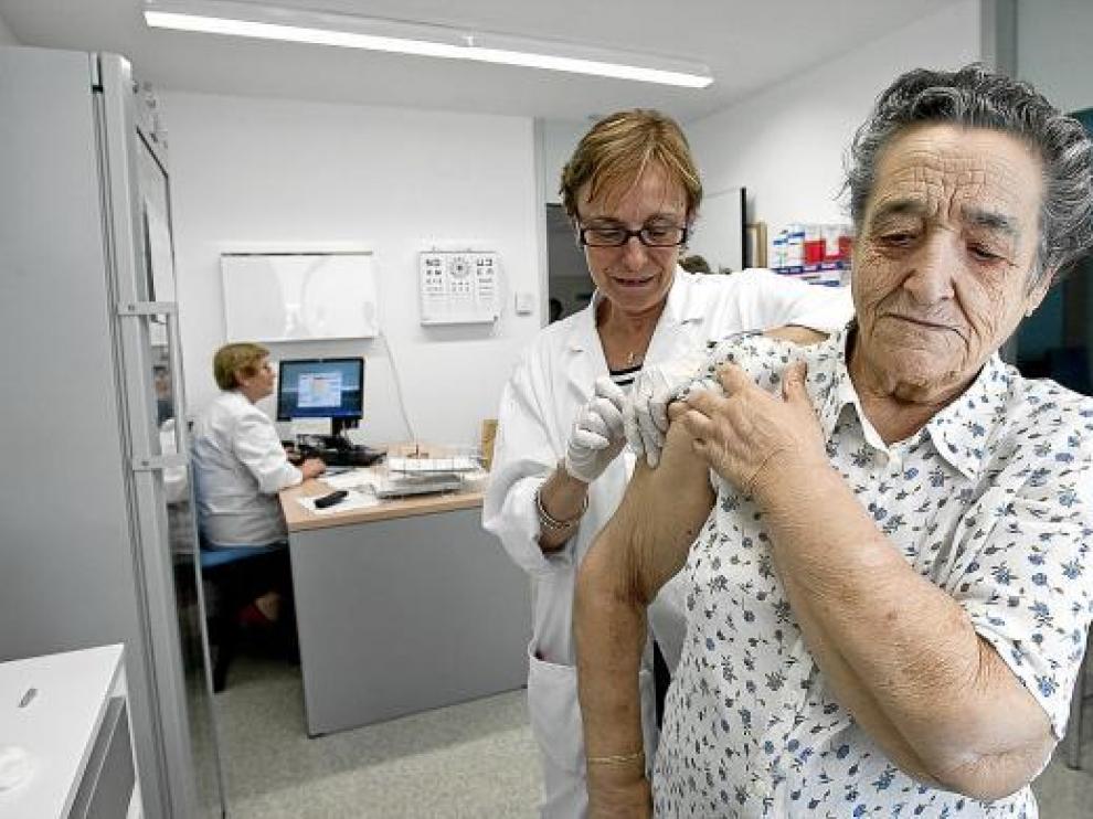 María Pradilla acudió ayer al centro de salud de Parque Goya a vacunarse.