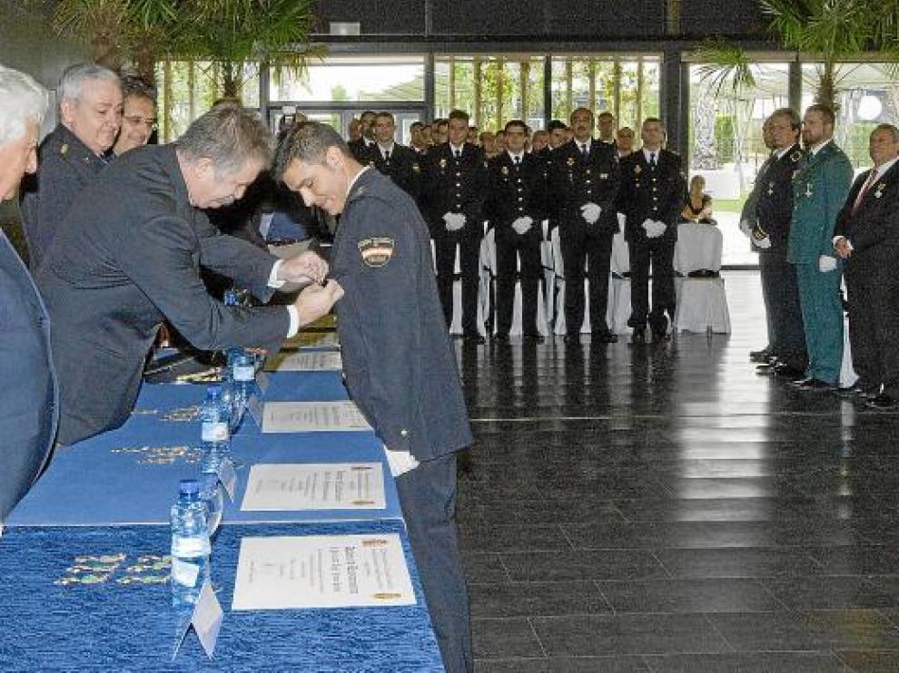 Momento en que el inspector Ferrer recibe la cruz con distintivo rojo por la Operación Molinos.