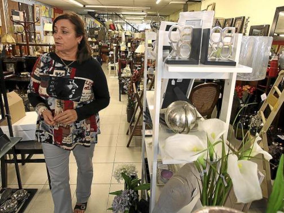 Adela Campos, propietaria de una tienda de muebles y decoración, acusa la caída de ventas.