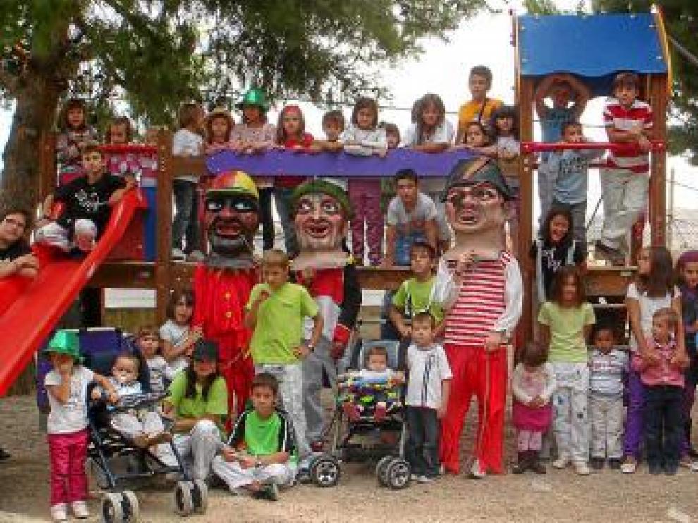 Los niños de Lumpiaque disfrutaron con los cabezudos.