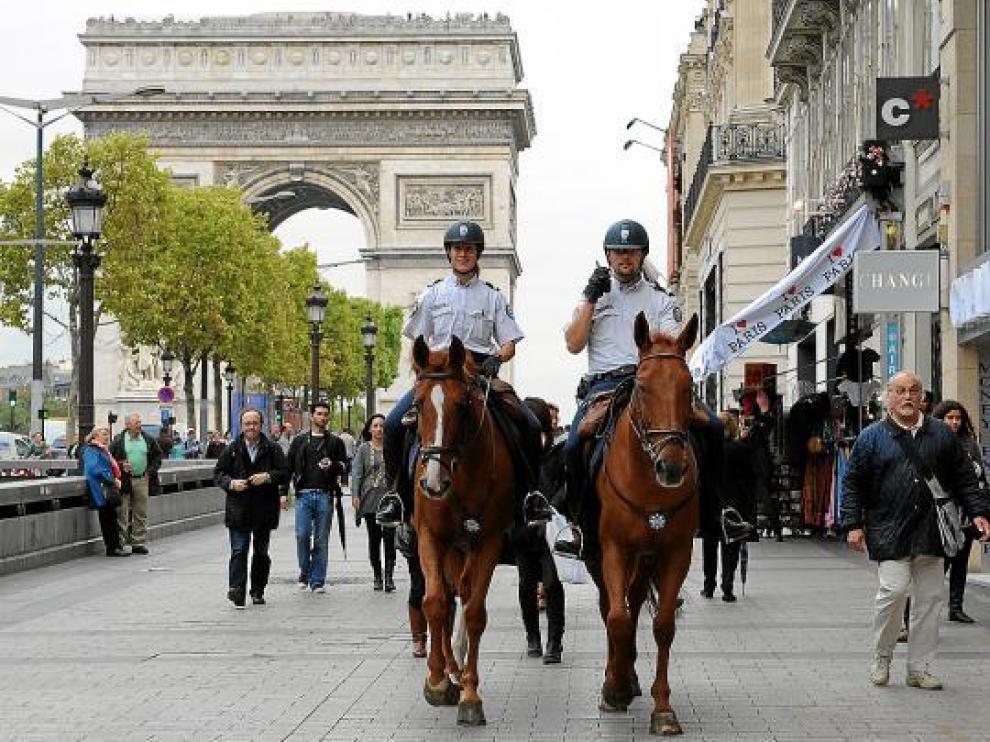 Dos policías a caballo patrullan los Campos Elíseos, ayer en el centro de París.