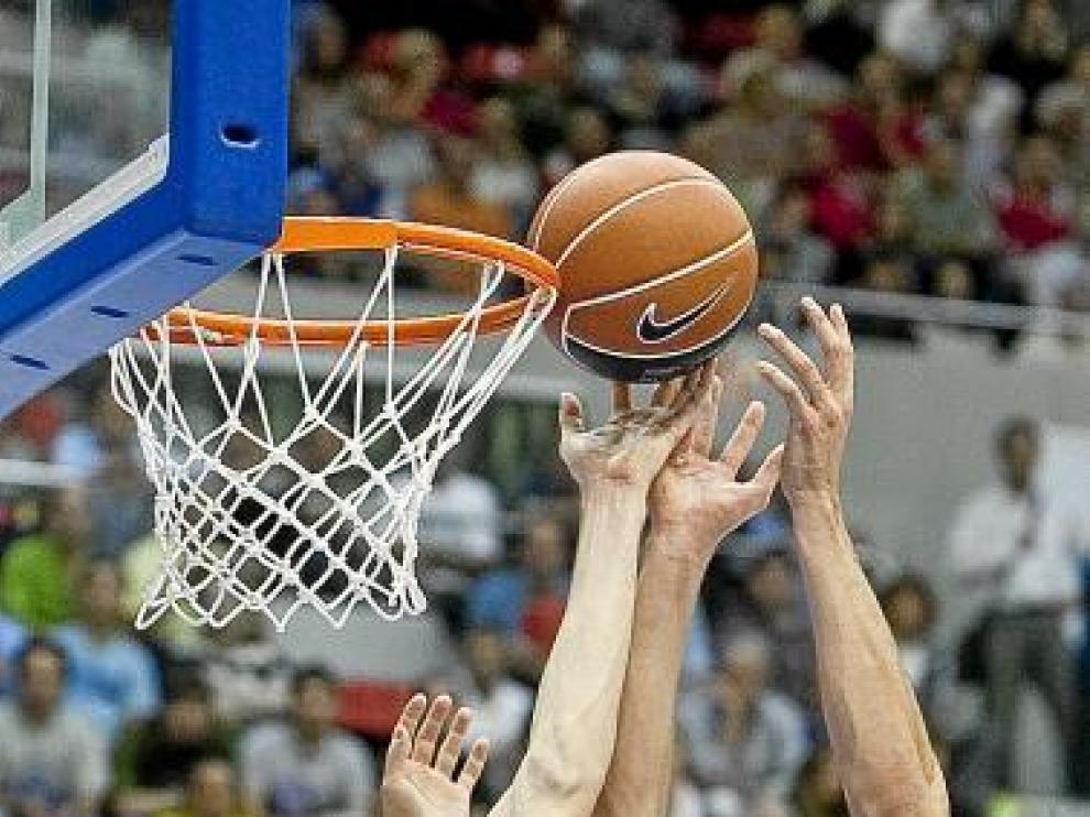 Barlow y Aguilar se elevan a por un rebote.