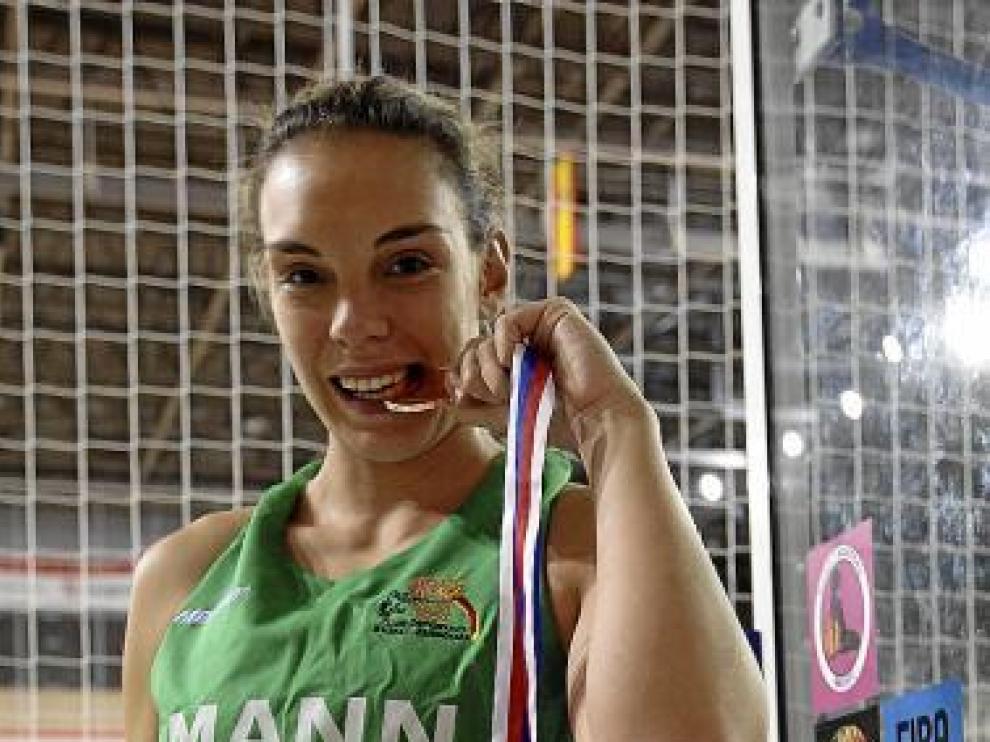 Lucila Pascua muerde su medalla ya en el Siglo XXI.