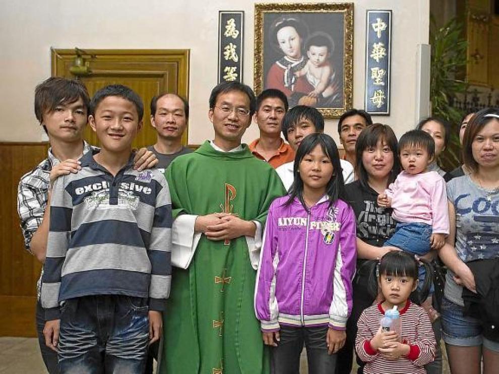 Algunos asistentes a la Eucaristía en chino mandarín, el pasado domingo, ante el cuadro de Nuestra Señora de China.